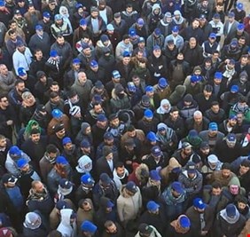 الصدر يهدد بالتخلي عن علاوي.. ويعلن حل القبعات الزرقاء