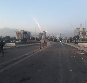 توتر شديد عند جسر السنك .. القوات الأمنية تريد فتح الجسر بالقوة، والشباب المتظاهرون يرفضون فتحه