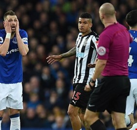 حكم إنجليزي يعود للتحكيم بعد عامين من إيقافه بسبب 