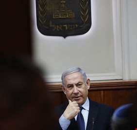 هجوم بتفاحة على نتنياهو