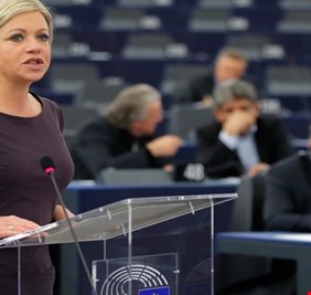 بلاسخارت: استخدام أسلحة صيد ضد المتظاهرين أمر خطير يجب التعامل معه بشكل عاجل وحاسم