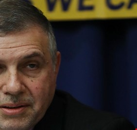 تغريدة محمد علاوي ببيع المناصب.. هل تستوجب مثوله أمام القضاء بعد توجيه الاتهامات للنواب بالرشى؟