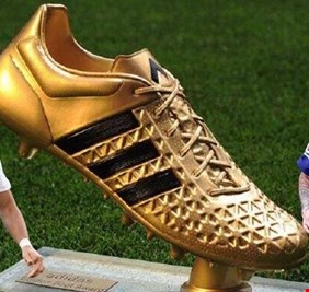 ميسي يتجاوز رونالدو ويصبح أفضل هداف في تاريخ الدوريات الخمس الكبرى