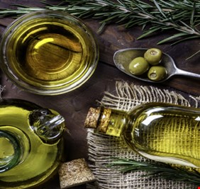 نصف ملعقة صغيرة من زيت الزيتون يوميا 