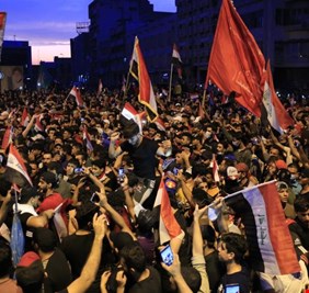بالفيديو .. شباب التظاهرات يناشدون فايروس كورونا في إهزوجه إنشادية: إسمع الثوار ياكورونا .. بلكت تسير على ألباكونا