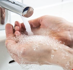 هل الإفراط بغسل اليدين بالماء والصابون مفيد دائما؟