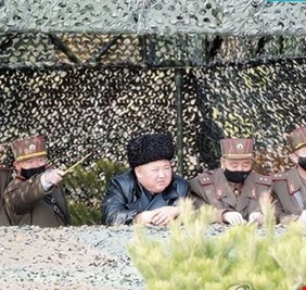 زعيم كوريا الشمالية يشرف على مسابقة رمايات مدفعية