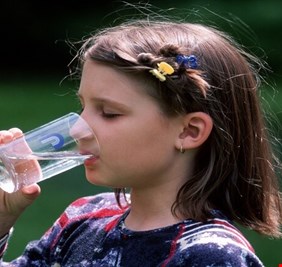 ما فائدة شرب الماء الدافئ على الريق؟