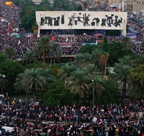 لأول مرة .. متظاهرو ساحة التحرير يهددون بـ”إسقاط النظام