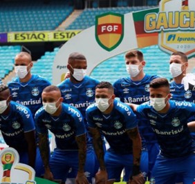 في زمن كورونا.. لاعبو فريق يحتجون بالكمامات على إجبارهم على اللعب