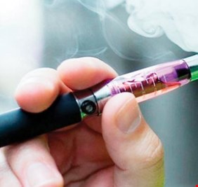 علماء يحذرون من علاقة خطرة بين السجائر الإلكترونية والتقاط عدوى كورونا