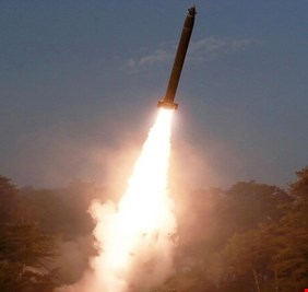 بيونغ يانغ تطلق صاروخين باليستيين وسيئول تصف الأمر بـ