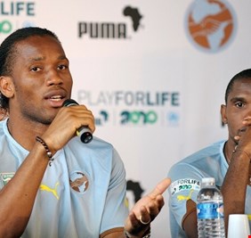 إيتو ودروغبا يهاجمان طبيبين فرنسيين: أوغاد.. الأفارقة ليسوا فئران تجارب