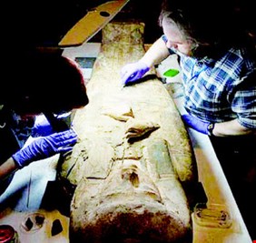 اكتشاف مفاجئ ومدهش داخل نعش مومياء مصرية عمرها 3 آلاف عام!