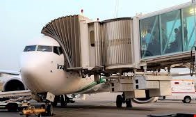 الحكومة العراقية تتبع آلية “تبذير النقود وادخار الجهود”: صرف مئات آلاف الدولارات للعراقيين العالقين بدلًا من استثمارها ببناء أماكن حجر لاستقبالهم!