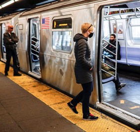 بوادر إيجابية.. هل بدأ العد التنازلي لنهاية أزمة كورونا في الولايات المتحدة