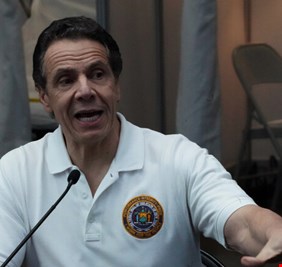 حاكم نيويورك: أول تراجع لعدد المصابين بكورونا في العناية المركزة