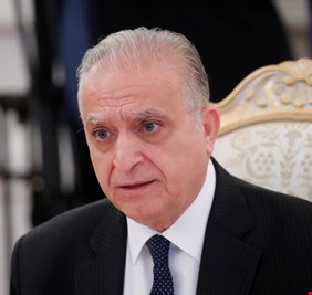 إجه يكحلها عماها.. وزير الخارجية يبرر عدم تنكيس العلم العراقي برحيل المعماري رفعت الجادرجي بعذر كاذب!