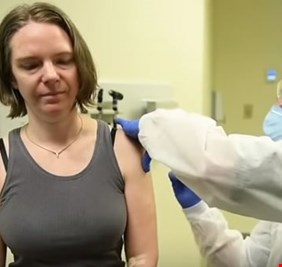 أول شخص في العالم  تتلقى لقاحا تجريبيا ضد كورونا تصف بفخر تجربتها 