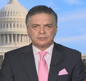 يأبى الصغير الا ان يعيش ويموت صغيرًا .. (انتقاص) قنبر من جرو يمشي وراء الجلبي الى كلب ينبح امام بيت ترامب الأسود