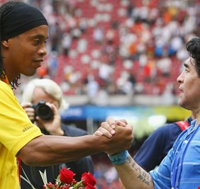 مارادونا يدافع عن رونالدينيو: 