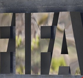 فيفا يقترح إجراء تعديل مؤقت على قواعد كرة القدم