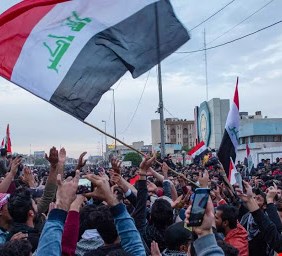 في مؤشر واضح على دعم المتظاهرين لحكومة الكاظمي.. محتجون في واسط يتظاهرون ضد السياسيين المعرقلين لتشكيلها