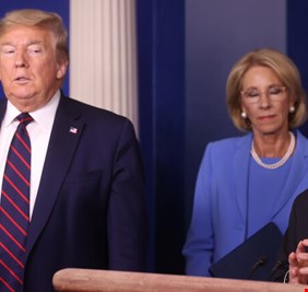 الولايات المتحدة: الصين خلقت فيروس كورونا المستجد وهذا أكبر بكثير من قضية الصفقة التجارية