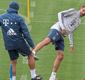 التحية بالأرجل بسبب كورونا تؤدي إلى إصابة مدرب بايرن ميونخ في ركبته