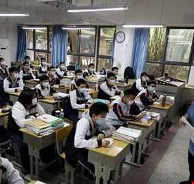 طلاب ووهان الصينية يستأنفون الدراسة بعد أشهر من الغياب بسبب كورونا