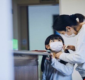 هل يمكن للأطفال نقل فيروس كورونا للبالغين؟