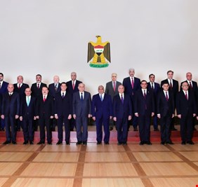 العراقيون يرمون خلف وزارة الغائب طوعياً سبع حجرات، مرددين عبارة: روحة بلا رجعة يا أسوء وزارة في تاريخ العراق