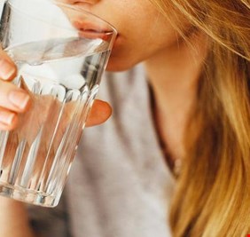 ماذا يحصل إذا شربنا ماء ملوثا بفيروس كورونا؟