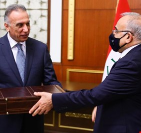 بالصور .. وزراء عبد المهدي يسلمون الحقائب الوزارية، ووزراء الكاظمي يتسلمونها .. هكذا هي الديمقراطية والتداول السلمي