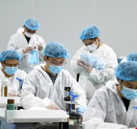 لماذا سبقت الصين العالم كله في صنع الكمامات؟