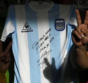 بيع قميص لمارادونا لمساعدة الفقراء