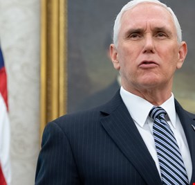 مكتب نائب الرئيس الأميركي ينفي خضوع بنس لحجر صحي