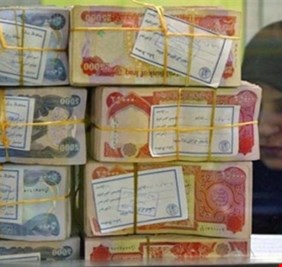 الكشف عن آلية تأمين رواتب الموظفين للشهر الحالي وحقيقة اللجوء لطبع العملة