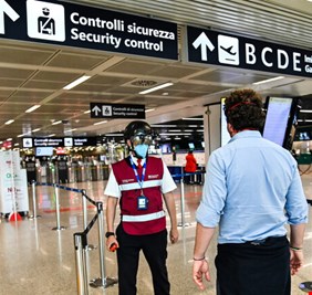 إيطاليا ترفع القيود عن السفر من وإلى البلاد