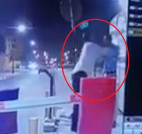 شاهد ..  غضب كبير في مصر بعد نشر فيديو لفنان مشهور يعتدي على فرد أمن