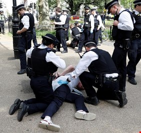 شرطة لندن تعتقل العشرات لخرقهم إجراءات التباعد الاجتماعي