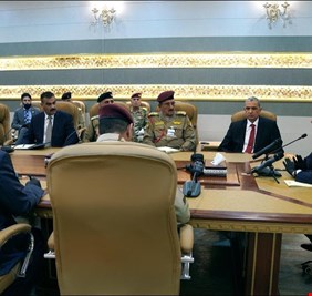 بعد زيارته لوزارة الداخلية والكهرباء وحديثه الشجاع عن كواسر الفساد.. هل بدأ الكاظمي المسير على خطى (الزعيم) ؟