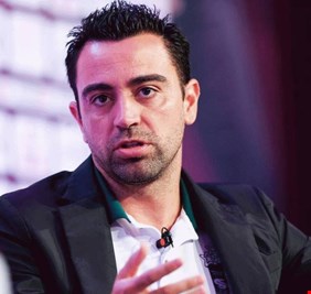 تشافي يصدم ساديو ماني وجماهير برشلونة