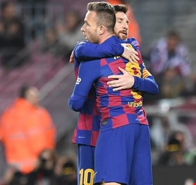 نجم برشلونة يفلت من عقوبة تبديل سيارته