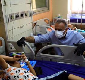 بالصور : في خطوة شجاعة .. الكاظمي يزور مدينة الطب ويتفقد مرضى كورونا