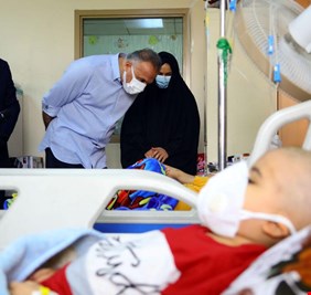 ليس مديحاً إنما هي الحقيقة .. الكاظمي وحده بين الزعماء، فعلها ومضى يتفقد (ويعايد) مرضى أخطر فايروس معدٍ في التاريخ !