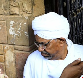 نقل البشير من سجن كوبر إلى مستشفى يونيفرسال ببحري