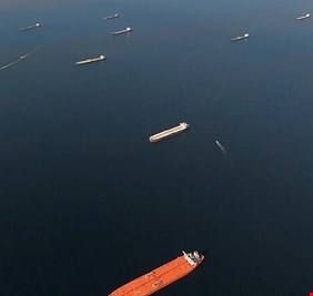 الصين والهند تسحبان من مخزونات النفط العائمة مع تعافي الطلب