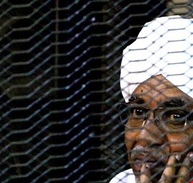 مصادر سودانية: البشير يرفض الخضوع لفحص فيروس كورونا ويعيش حالة نفسية سيئة