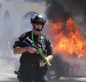 قناة الحرة والكيل بمكيالين .. في بغداد متظاهرون أحرار  .. وفي لوس انجلوس مخربون !!